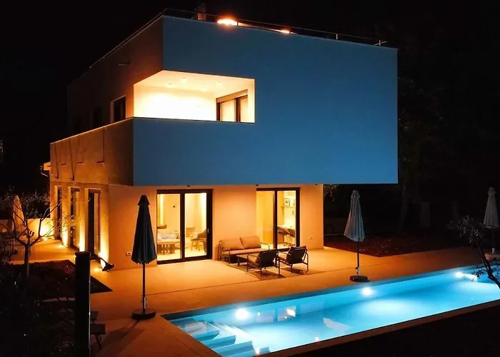 Gorgeous Sunset Walkable To The Sea *