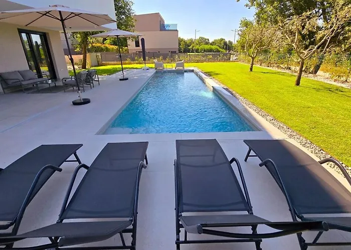 Gorgeous Sunset Walkable To The Sea Villa