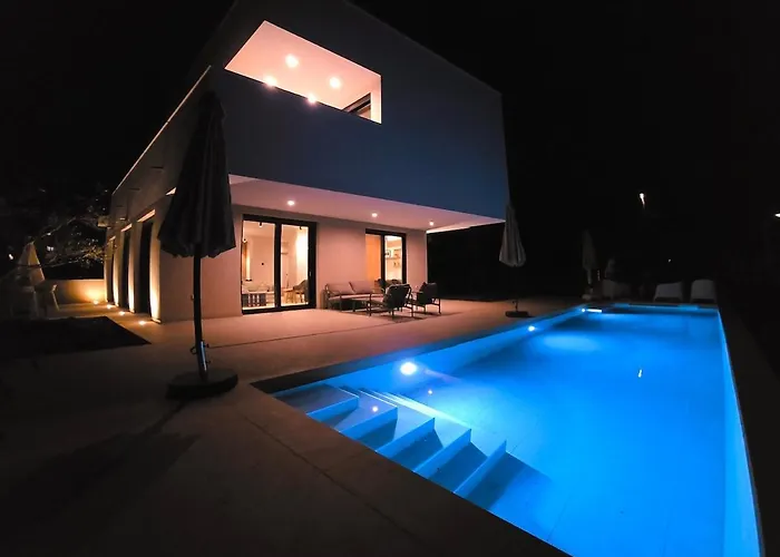 Gorgeous Sunset Walkable To The Sea Villa Poreč