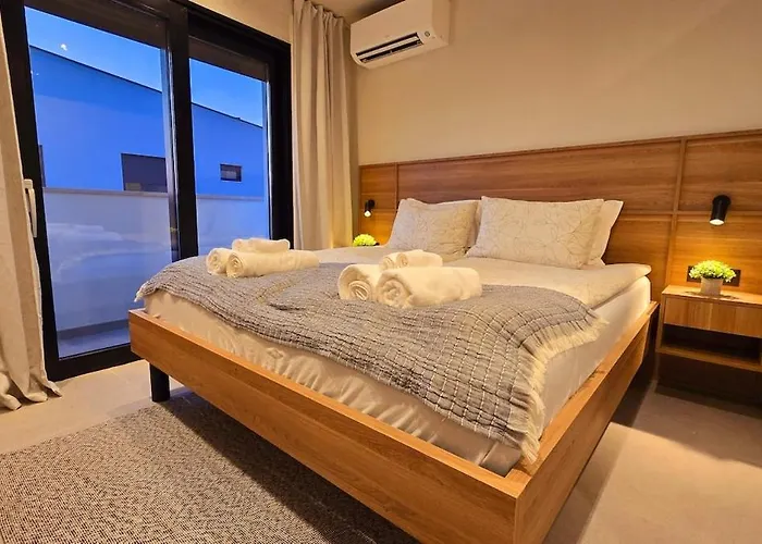 Gorgeous Sunset Walkable To The Sea Villa Poreč