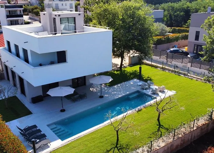 Gorgeous Sunset Walkable To The Sea