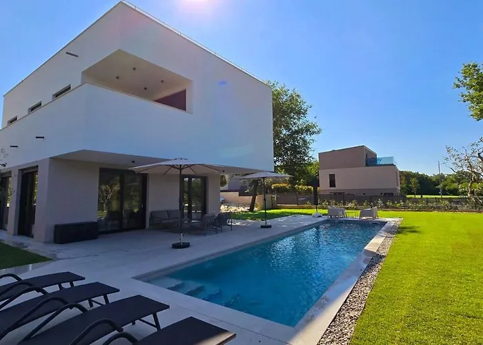 Gorgeous Sunset Walkable To The Sea