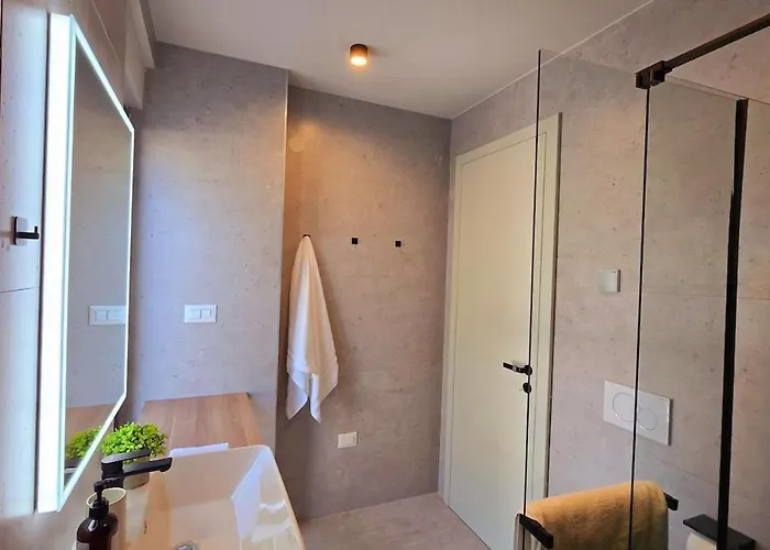 Gorgeous Sunset Walkable To The Sea Villa Poreč