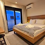 Gorgeous Sunset Walkable To The Sea Vila *