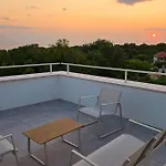 Gorgeous Sunset Walkable To The Sea فيلة