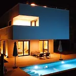 Gorgeous Sunset Walkable To The Sea *
