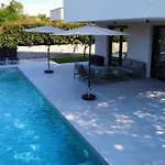 Gorgeous Sunset Walkable To The Sea Vila *