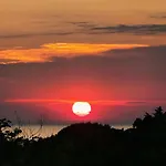 Gorgeous Sunset Walkable To The Sea فيلة *
