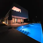 Gorgeous Sunset Walkable To The Sea فيلة بوريتش
