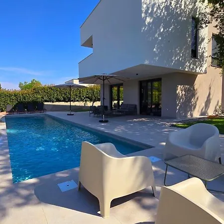 Gorgeous Sunset Walkable To The Sea *