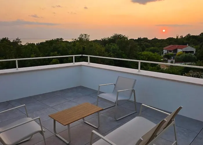 Gorgeous Sunset Walkable To The Sea Villa