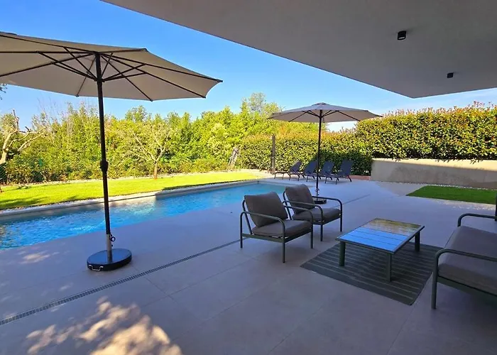 Gorgeous Sunset Walkable To The Sea Villa