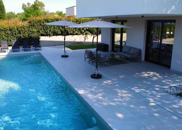 Gorgeous Sunset Walkable To The Sea Villa *