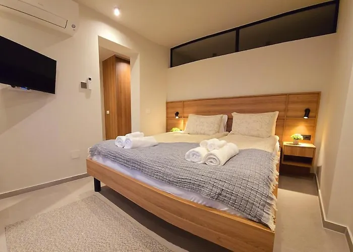 Gorgeous Sunset Walkable To The Sea