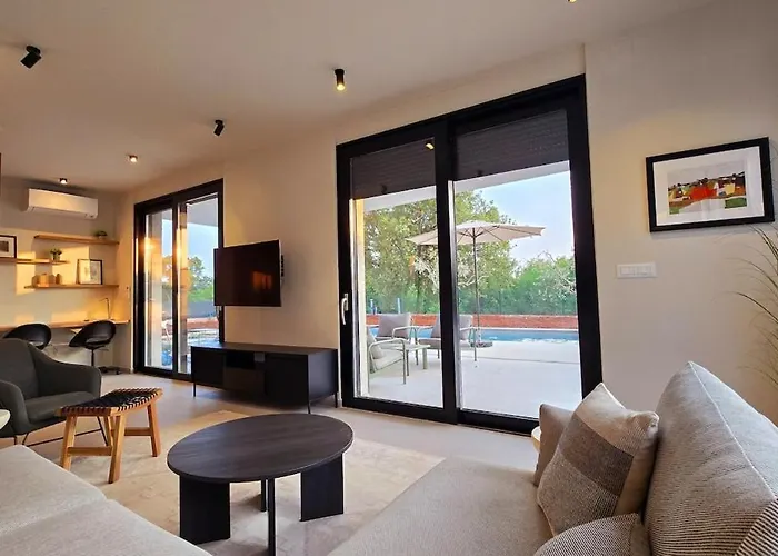 Gorgeous Sunset Walkable To The Sea Villa Poreč