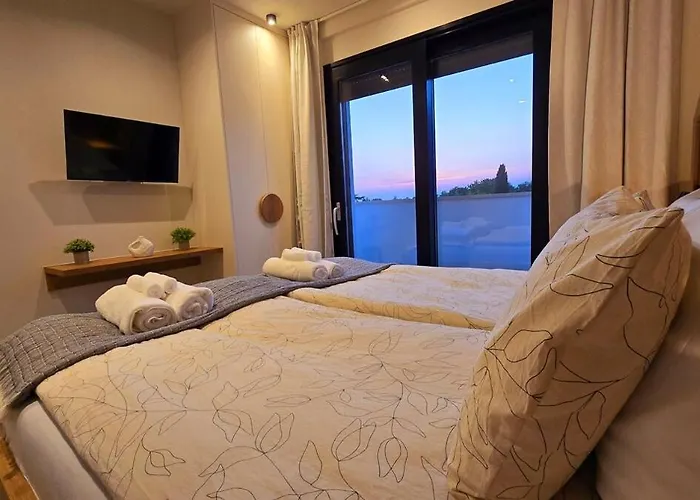 Gorgeous Sunset Walkable To The Sea