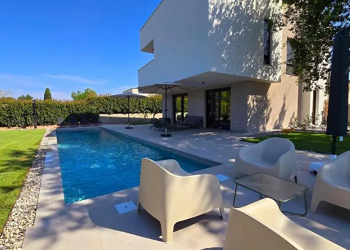 Gorgeous Sunset Walkable To The Sea *